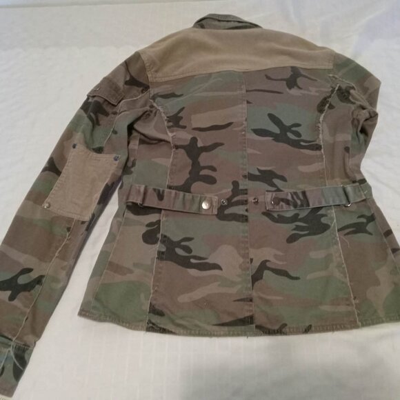 Military-style camouflage chic jacket with asymmetrical pockets and patches - Picture 9 of 9